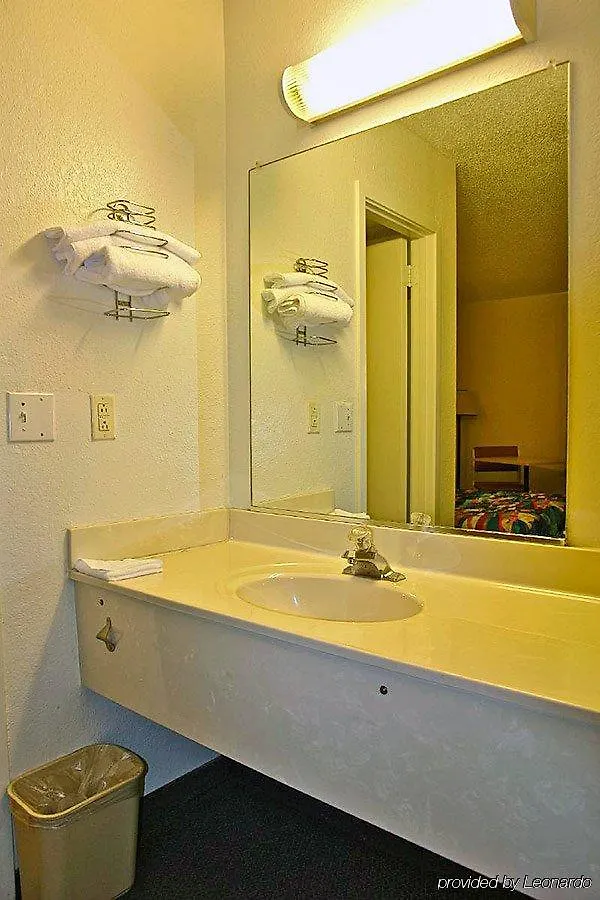 Ferry Pass Super 6 Inn & Suites Pensacola 2*, Ferry Pass ארצות הברית