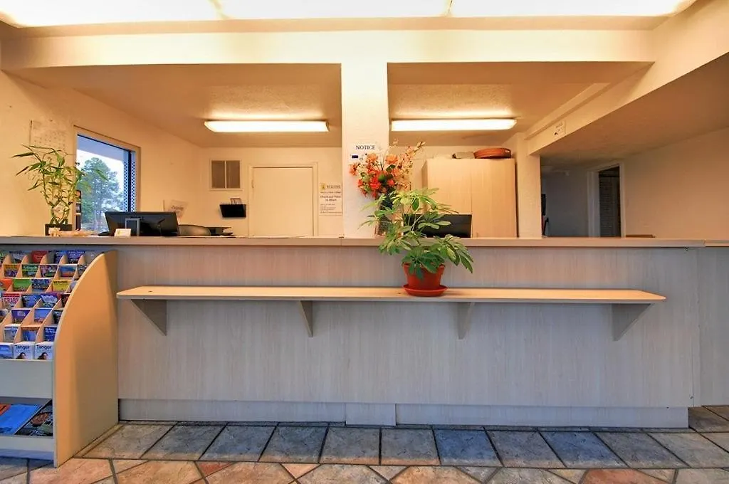 Ferry Pass Super 6 Inn & Suites Pensacola ארצות הברית