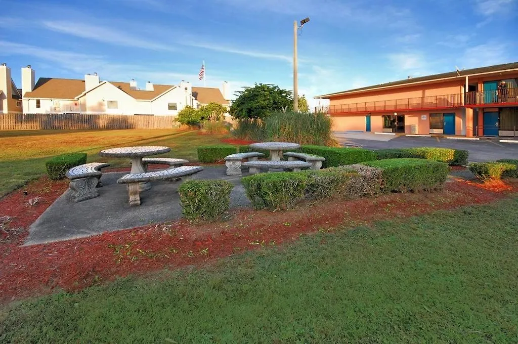 Ferry Pass Super 6 Inn & Suites Pensacola מוטל