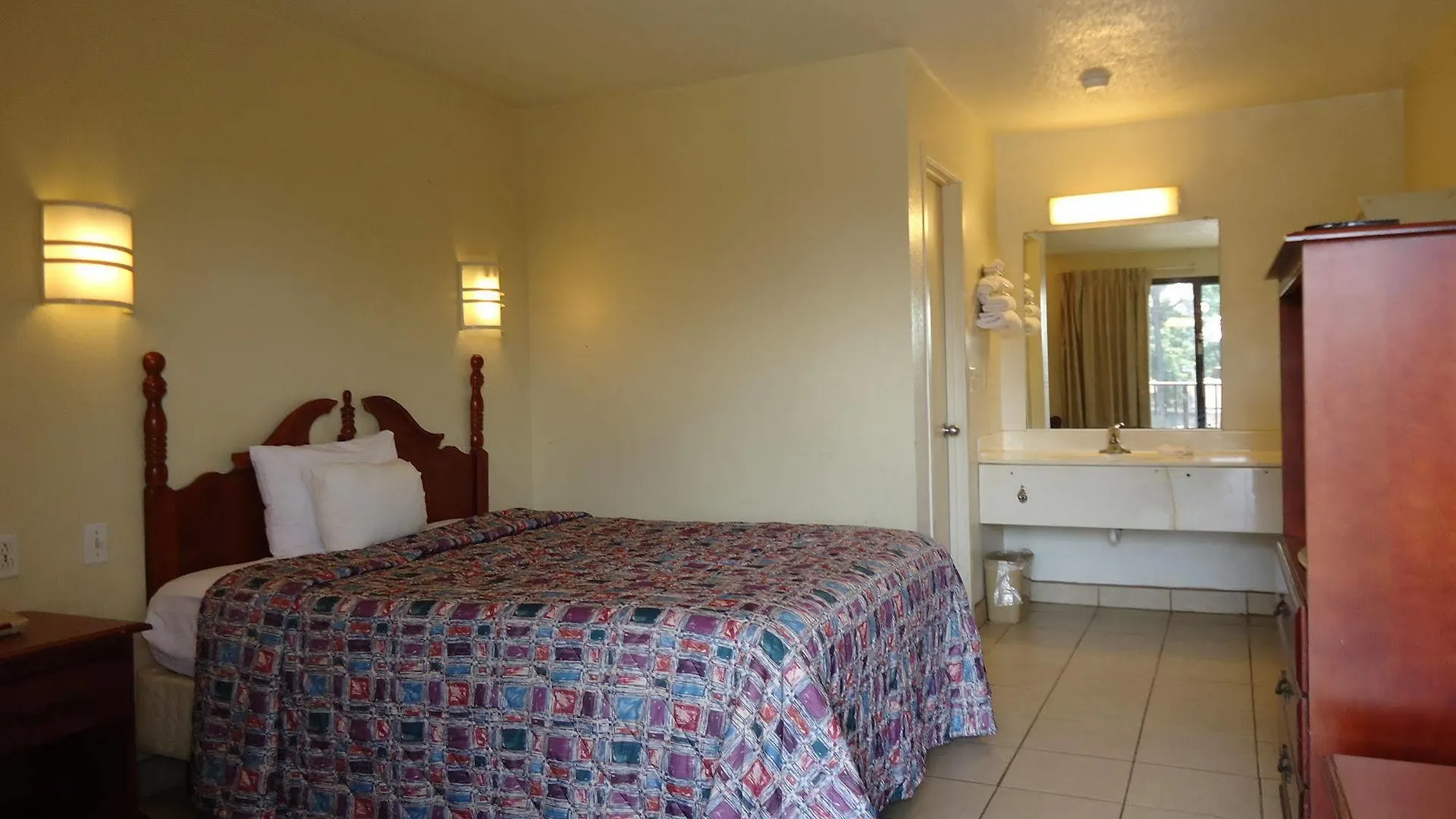 Ferry Pass Super 6 Inn & Suites Pensacola ארצות הברית