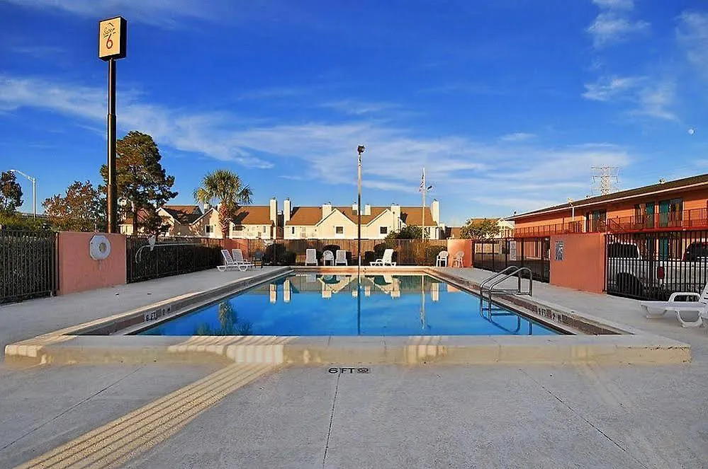 מוטל Ferry Pass Super 6 Inn & Suites Pensacola