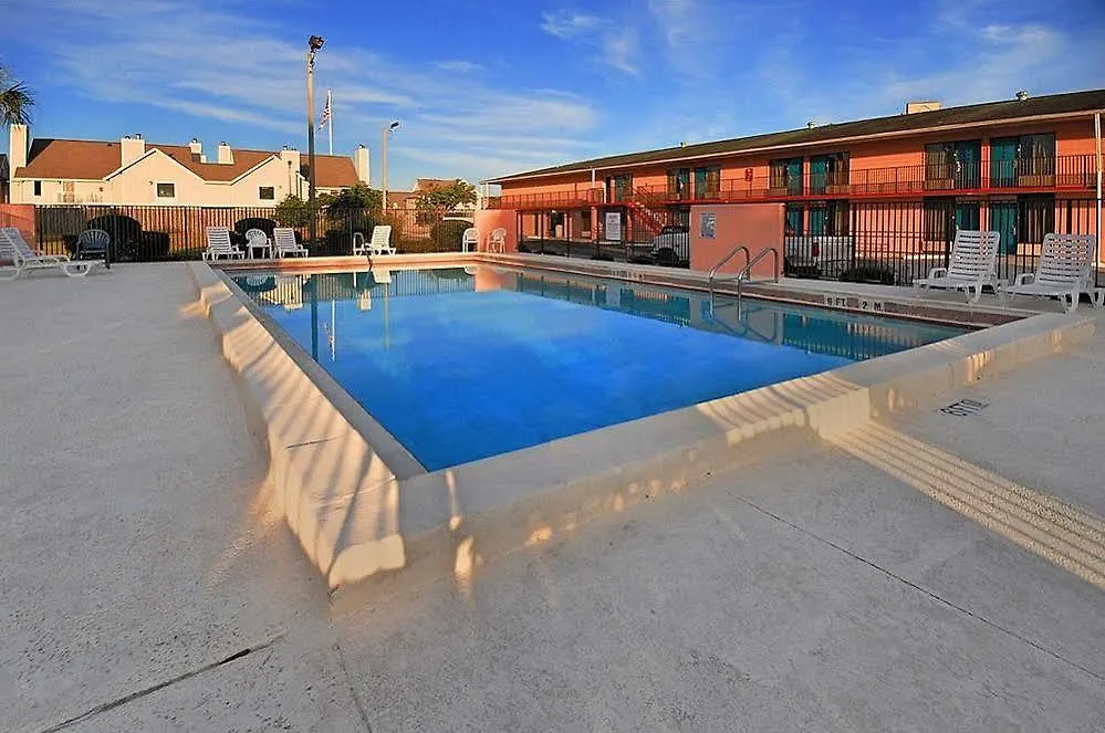 Ferry Pass Super 6 Inn & Suites Pensacola מוטל