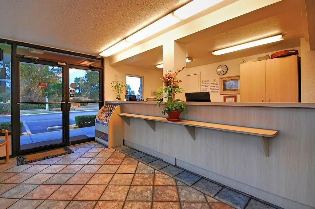 Ferry Pass Super 6 Inn & Suites Pensacola ארצות הברית