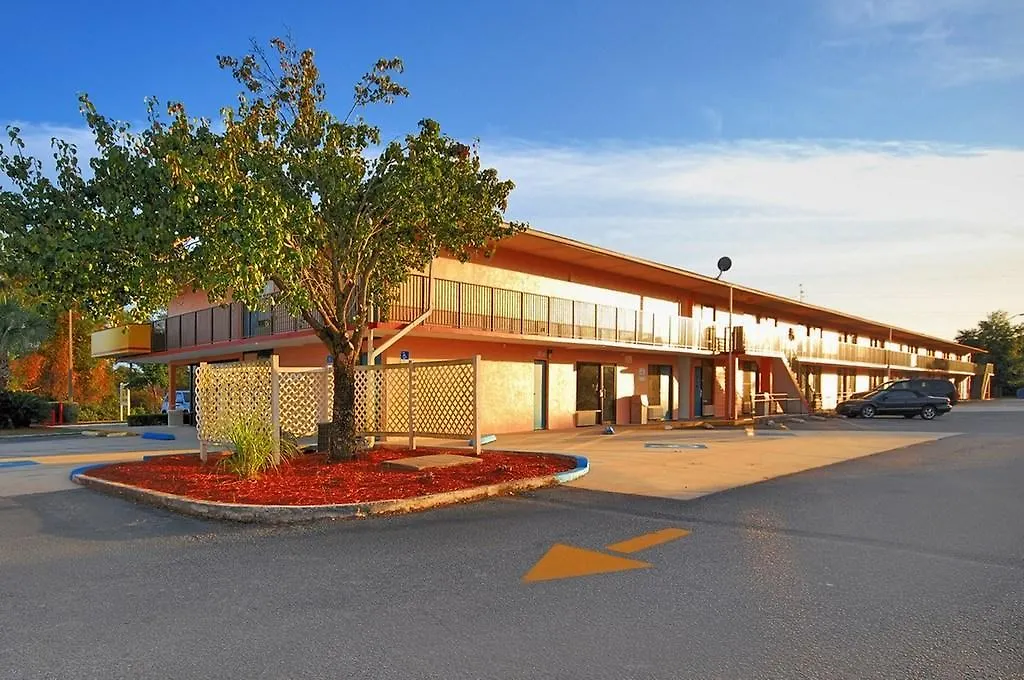 Ferry Pass Super 6 Inn & Suites Pensacola מוטל