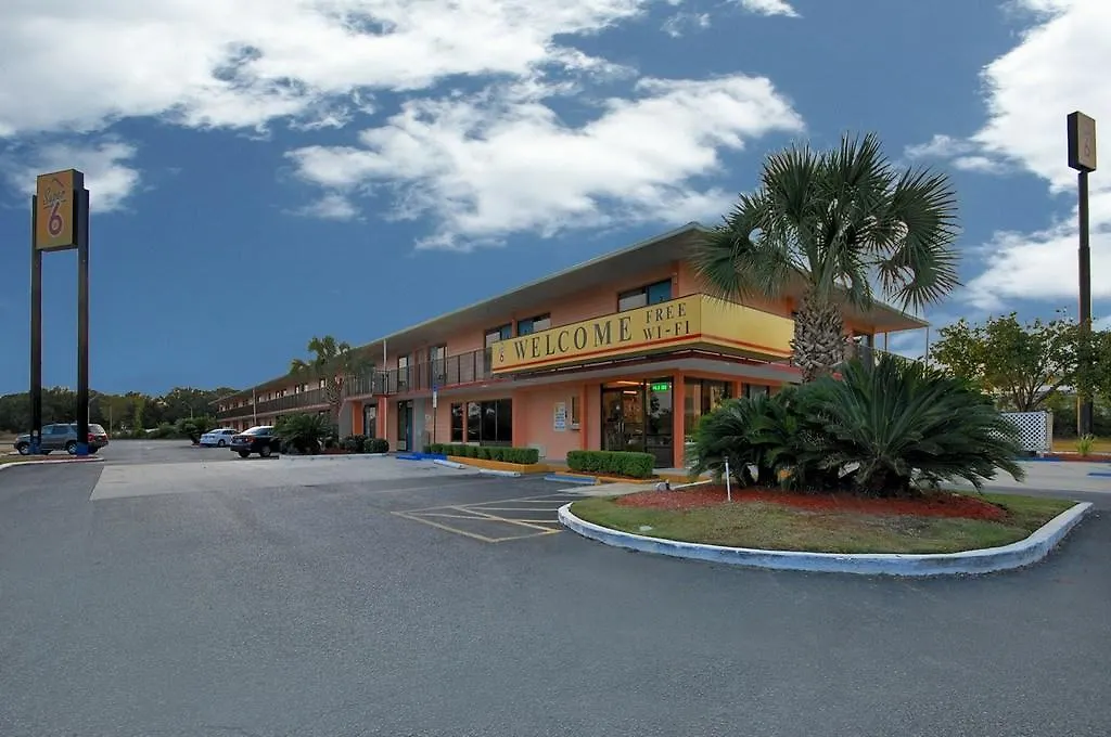 Ferry Pass Super 6 Inn & Suites Pensacola